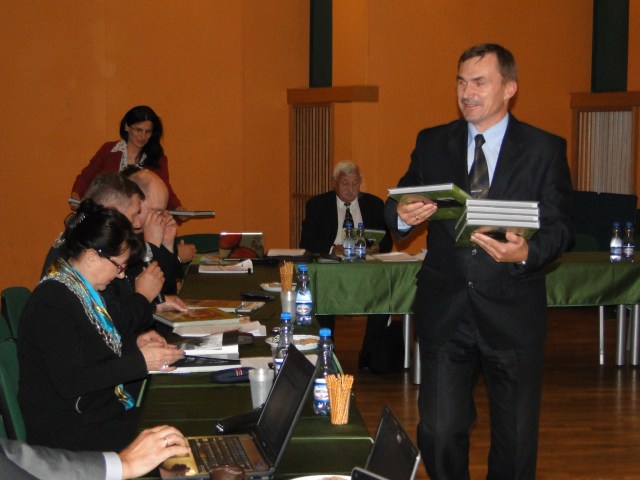 Promocja albumu na sesji rady powiatu otwockiego